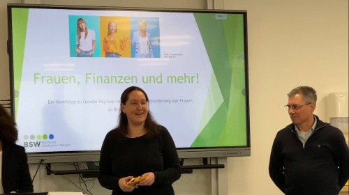 Esther Straub, Geschäftsführerin der Brauerei Härle beim Präsentieren und Rolf Maier, Schulseelsorger BSW